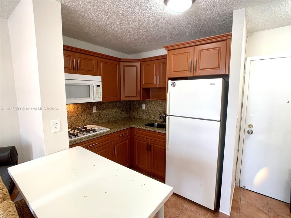 Active With Contract: $240,000 (0 beds, 1 baths, 390 Square Feet)