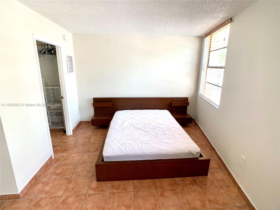 Active With Contract: $240,000 (0 beds, 1 baths, 390 Square Feet)