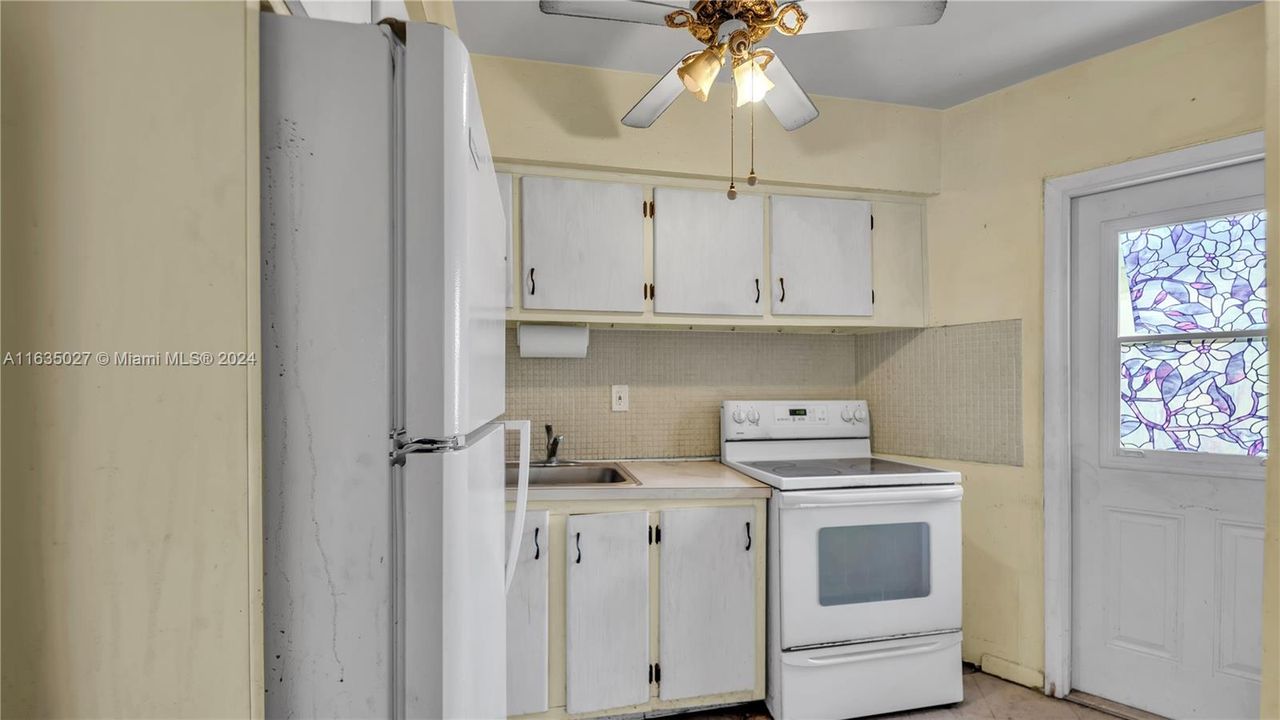 For Sale: $130,000 (1 beds, 1 baths, 660 Square Feet)