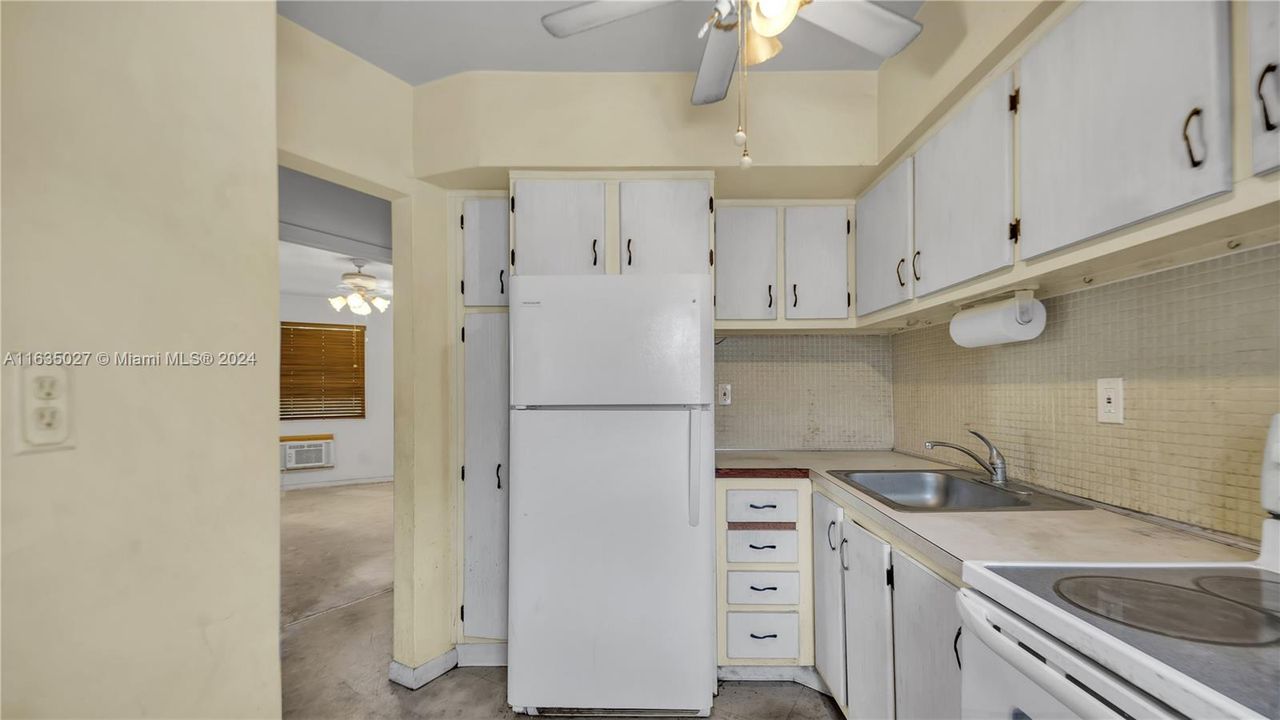 For Sale: $130,000 (1 beds, 1 baths, 660 Square Feet)