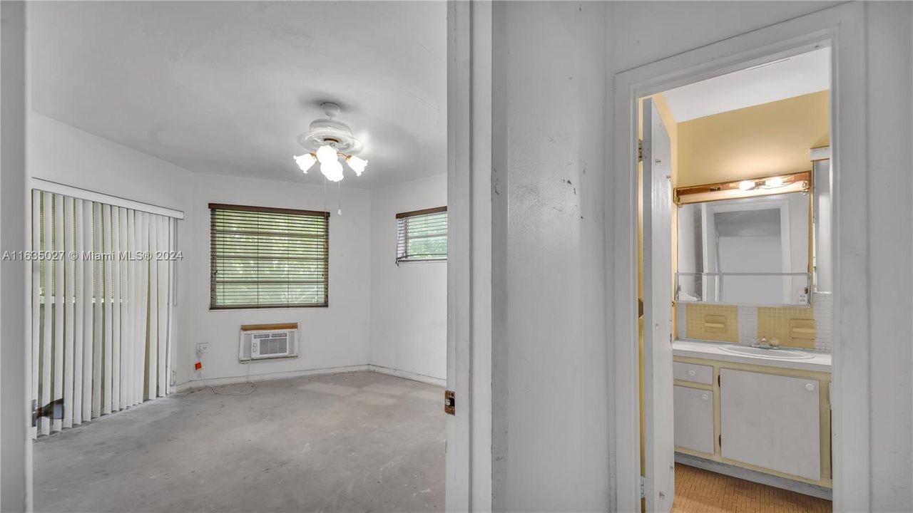 For Sale: $130,000 (1 beds, 1 baths, 660 Square Feet)