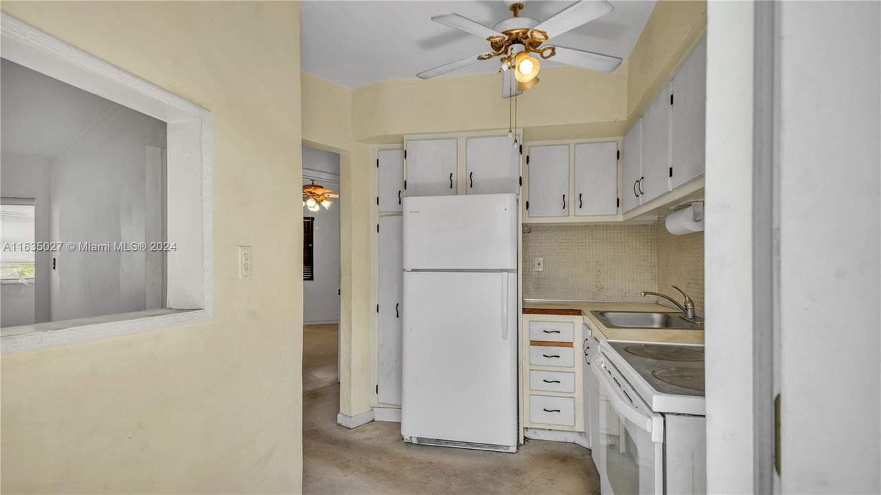 For Sale: $130,000 (1 beds, 1 baths, 660 Square Feet)