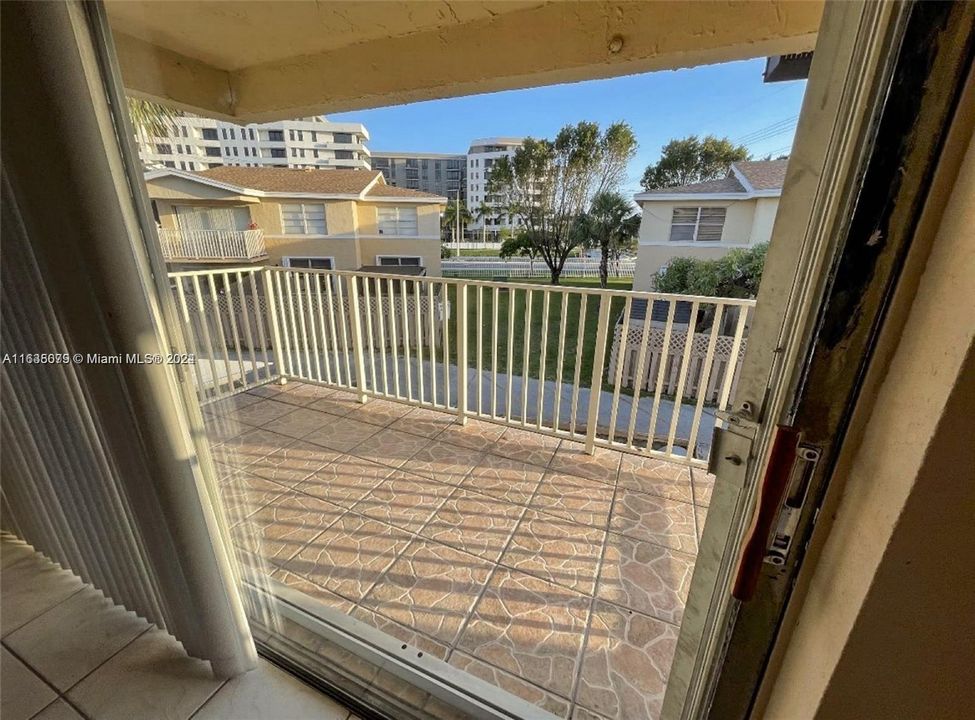 Active With Contract: $2,180 (2 beds, 2 baths, 1060 Square Feet)