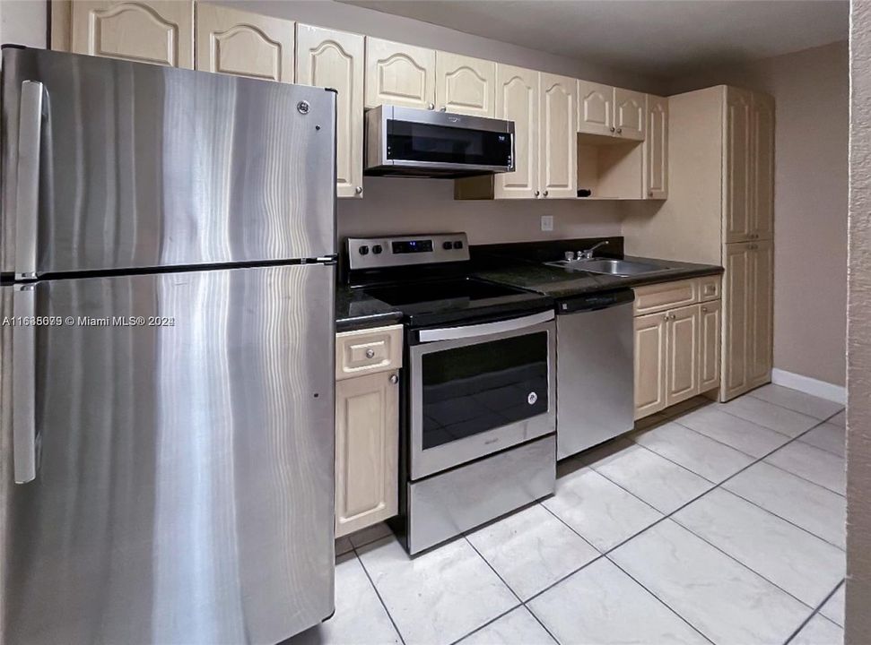 Active With Contract: $2,180 (2 beds, 2 baths, 1060 Square Feet)