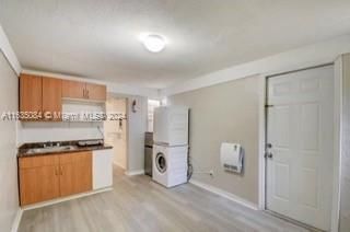 Active With Contract: $1,300 (0 beds, 1 baths, 400 Square Feet)