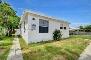 Active With Contract: $1,300 (0 beds, 1 baths, 400 Square Feet)