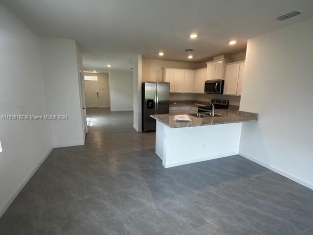 Recently Rented: $2,400 (3 beds, 2 baths, 1504 Square Feet)