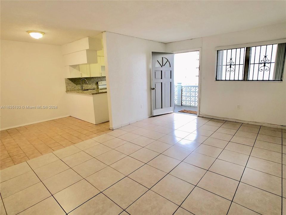 For Sale: $280,000 (1 beds, 1 baths, 667 Square Feet)