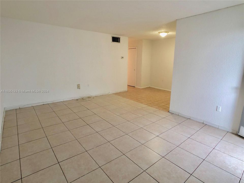 For Sale: $280,000 (1 beds, 1 baths, 667 Square Feet)