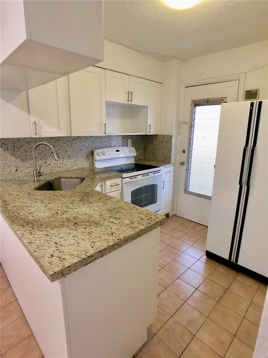 For Sale: $280,000 (1 beds, 1 baths, 667 Square Feet)