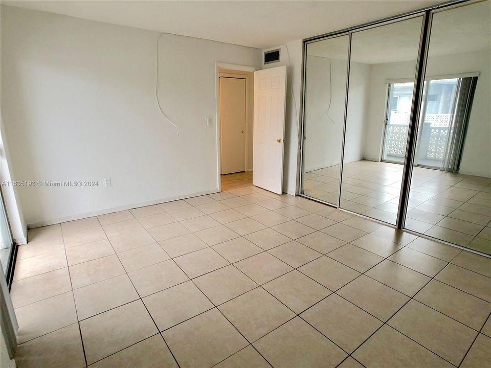 For Sale: $280,000 (1 beds, 1 baths, 667 Square Feet)