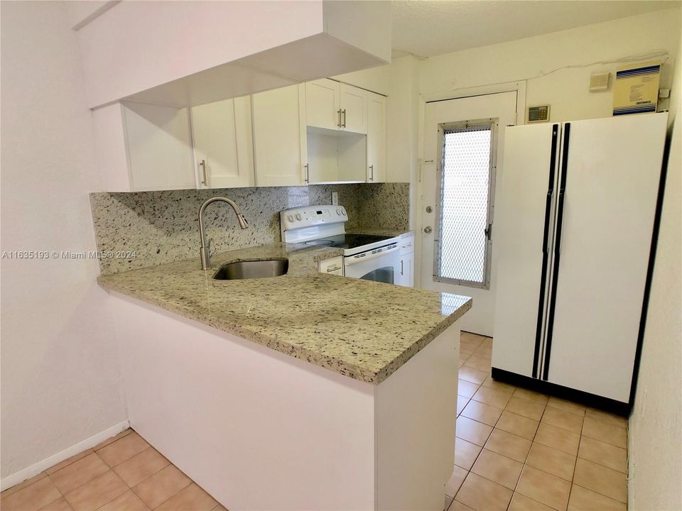 For Sale: $280,000 (1 beds, 1 baths, 667 Square Feet)