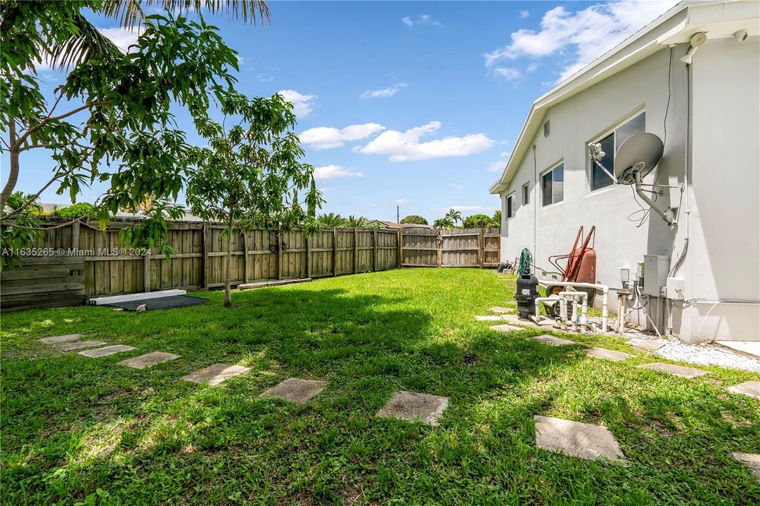 Active With Contract: $795,000 (4 beds, 2 baths, 2031 Square Feet)