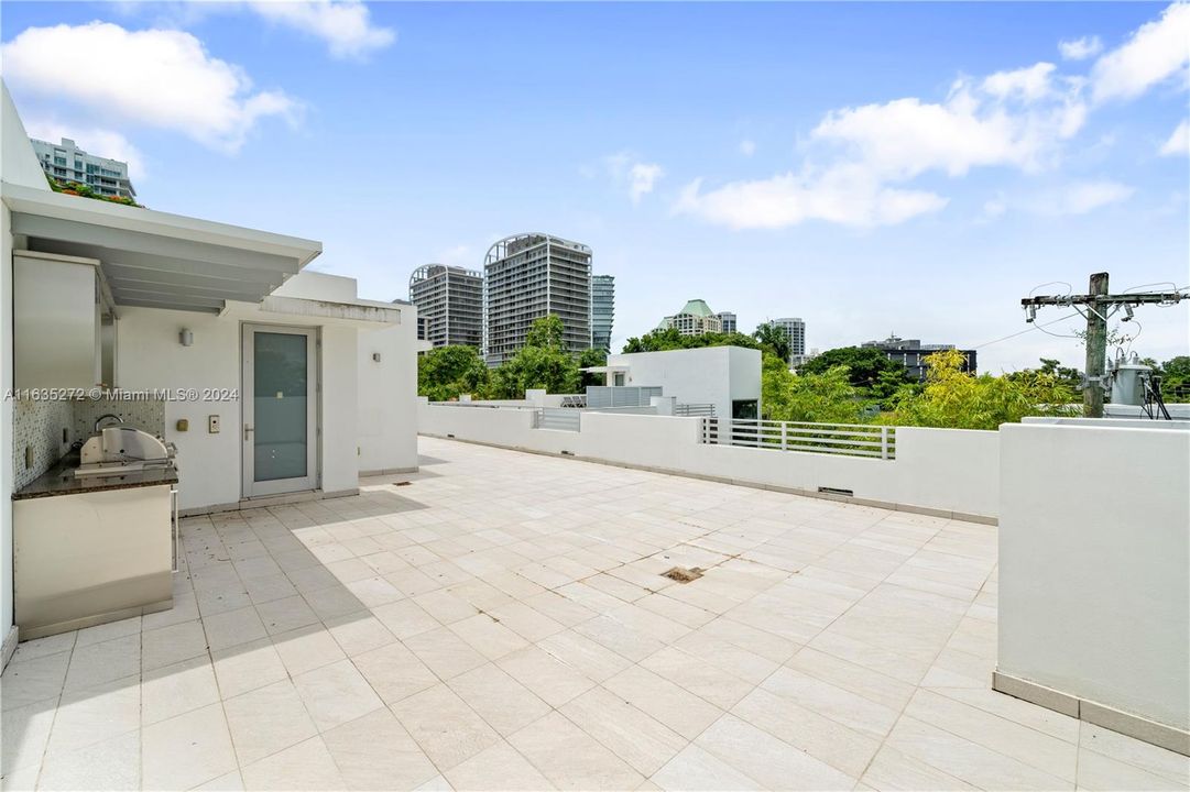 En Venta: $2,235,000 (3 camas, 3 baños, 2319 Pies cuadrados)