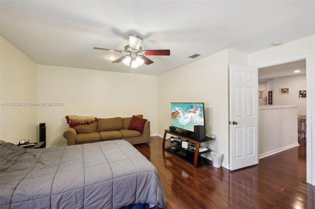 Large Bonus room