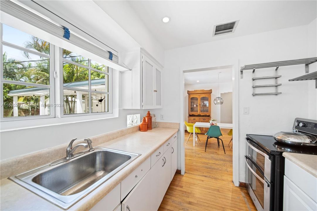 Active With Contract: $4,500 (2 beds, 2 baths, 1296 Square Feet)