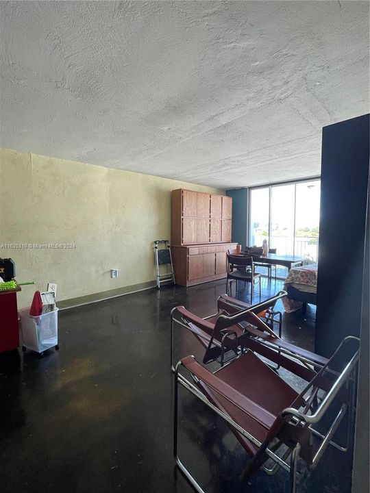 For Sale: $265,000 (1 beds, 1 baths, 748 Square Feet)