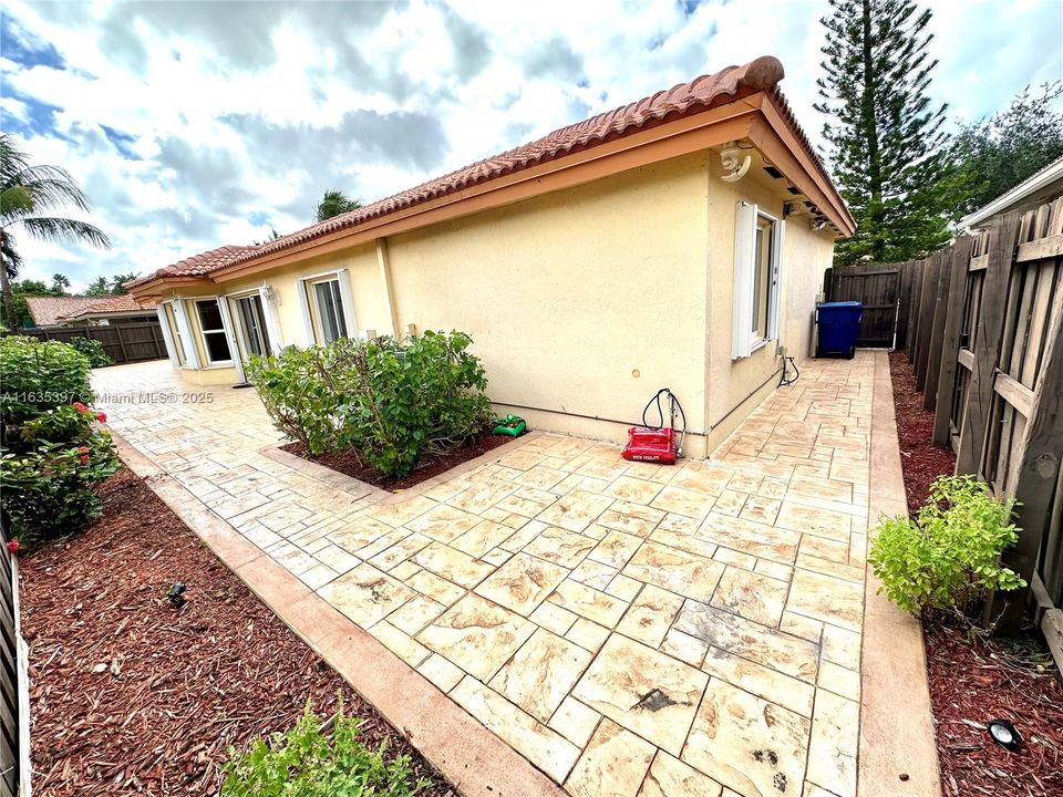 Recently Sold: $899,000 (4 beds, 2 baths, 2028 Square Feet)