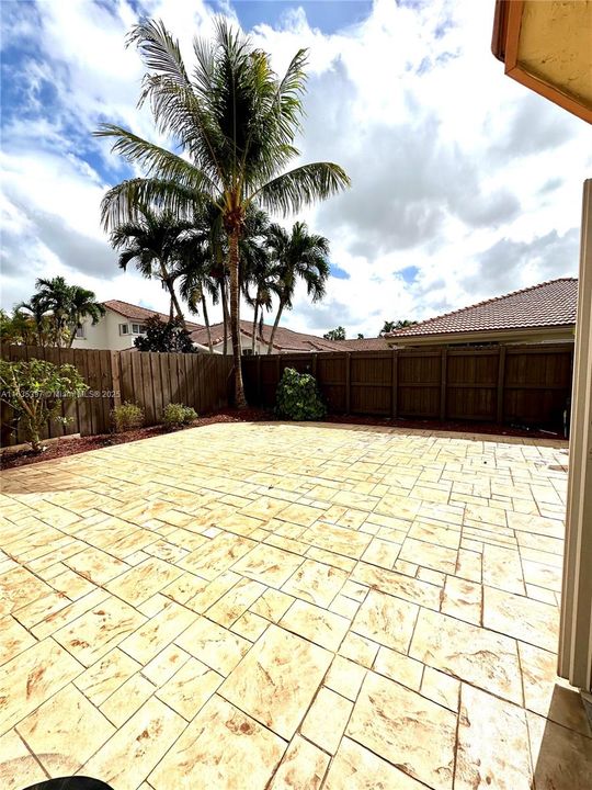 Recently Sold: $899,000 (4 beds, 2 baths, 2028 Square Feet)