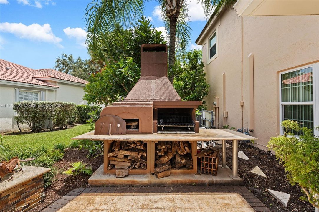 Built in Pizza Oven! Great for entertaining!