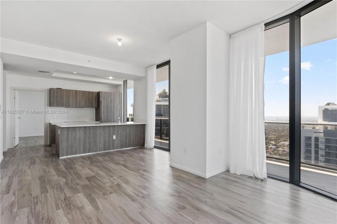 最近租的: $7,900 (3 贝兹, 3 浴室, 1450 平方英尺)