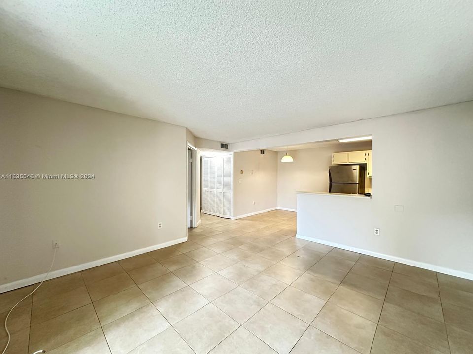 Active With Contract: $2,000 (2 beds, 1 baths, 881 Square Feet)