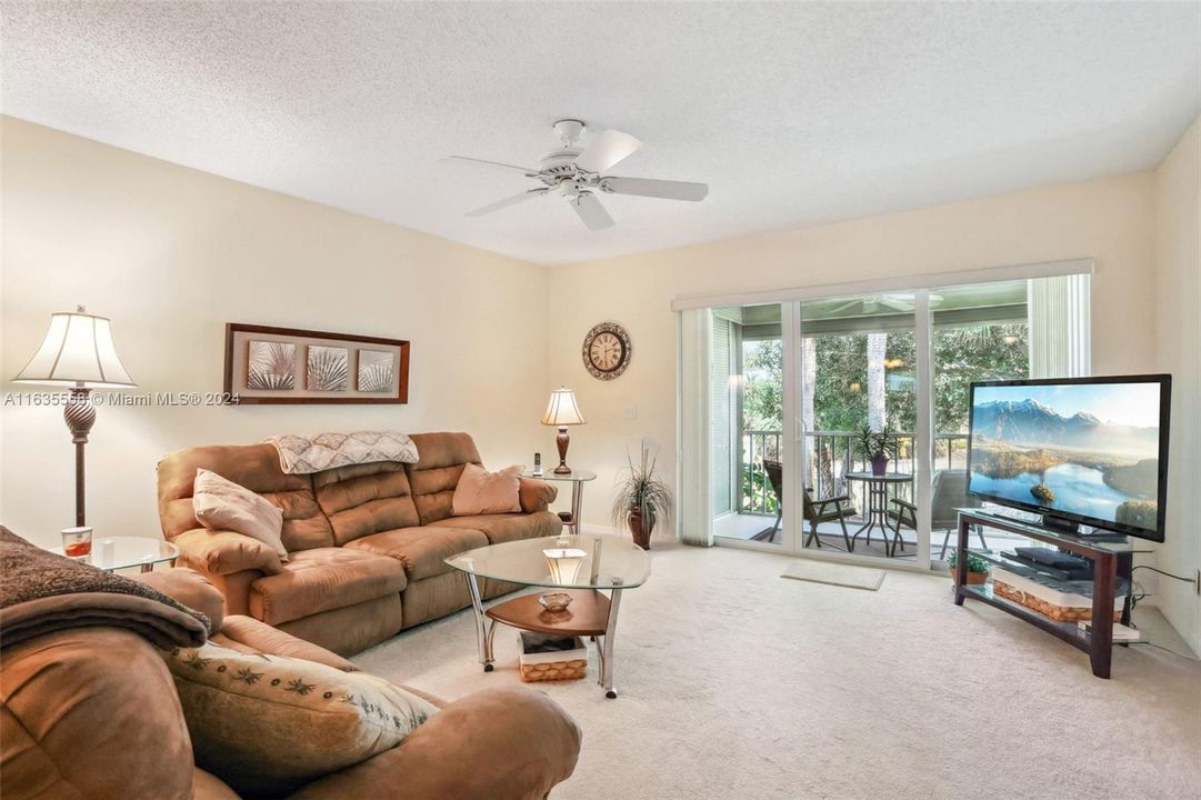 For Sale: $349,000 (2 beds, 2 baths, 1370 Square Feet)