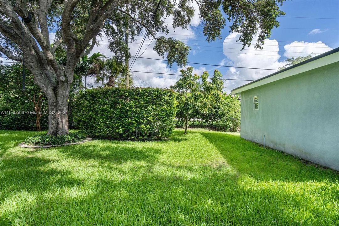 Active With Contract: $2,599,000 (3 beds, 2 baths, 2172 Square Feet)