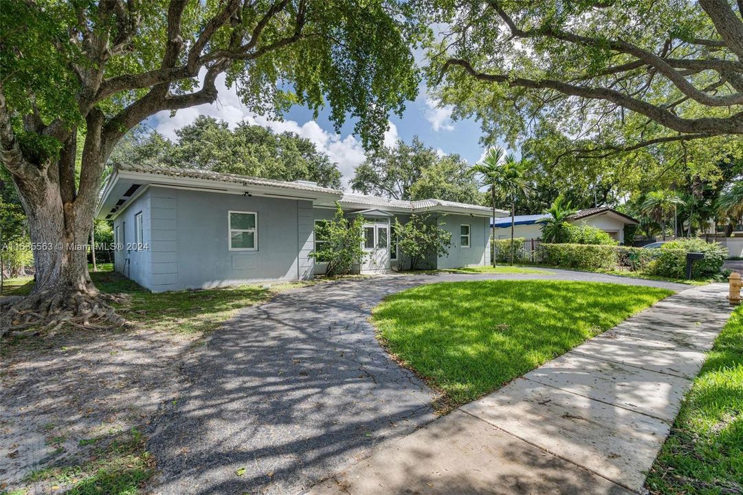 Active With Contract: $2,599,000 (3 beds, 2 baths, 2172 Square Feet)