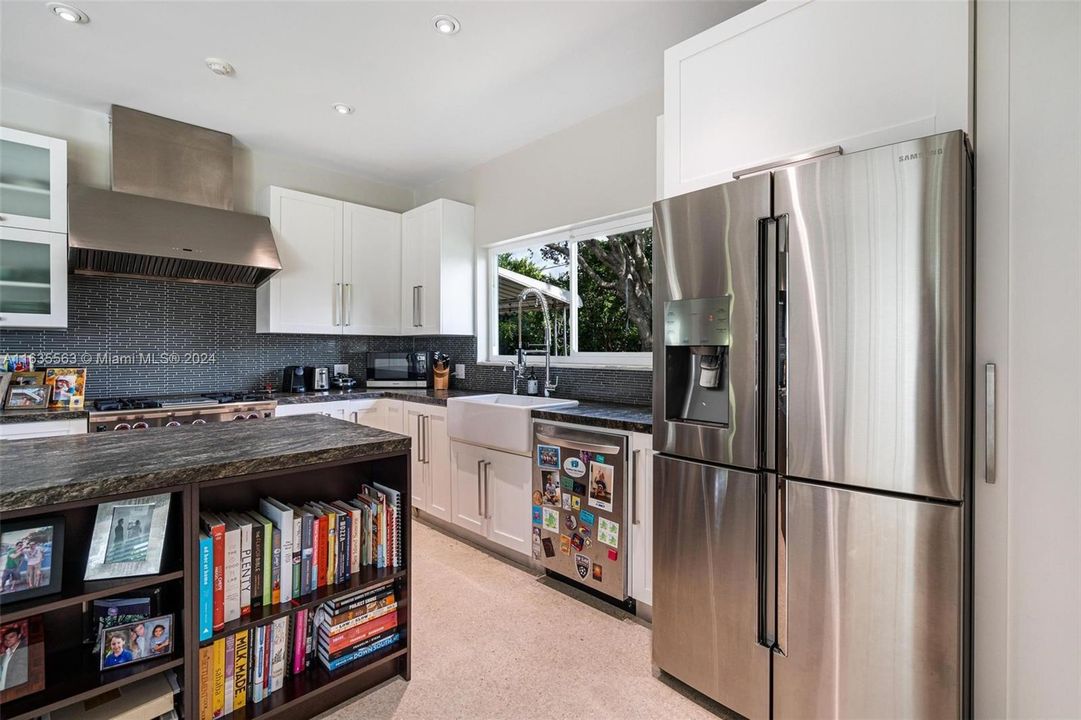 Active With Contract: $2,599,000 (3 beds, 2 baths, 2172 Square Feet)