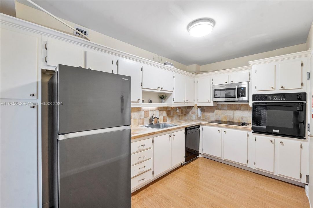 For Sale: $449,000 (1 beds, 1 baths, 880 Square Feet)