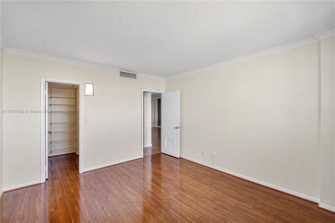 For Sale: $449,000 (1 beds, 1 baths, 880 Square Feet)