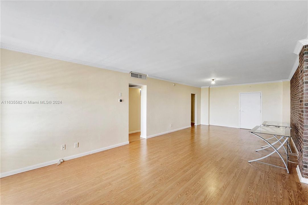 For Sale: $449,000 (1 beds, 1 baths, 880 Square Feet)