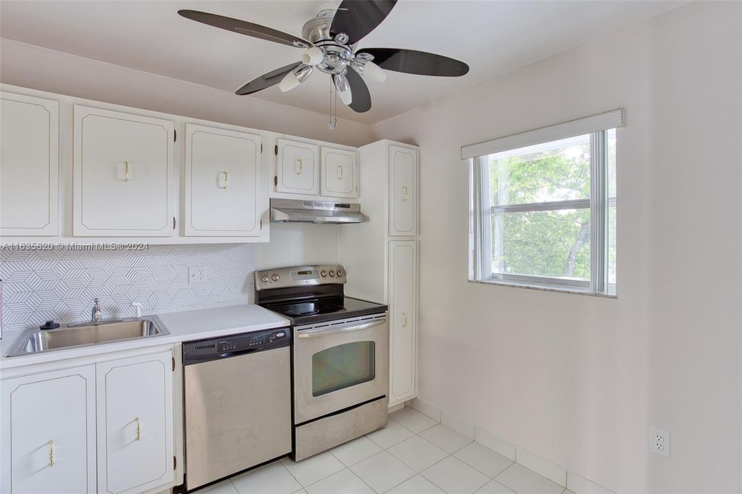 For Sale: $159,000 (1 beds, 1 baths, 825 Square Feet)