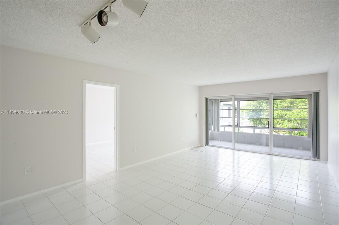 Active With Contract: $159,000 (1 beds, 1 baths, 825 Square Feet)