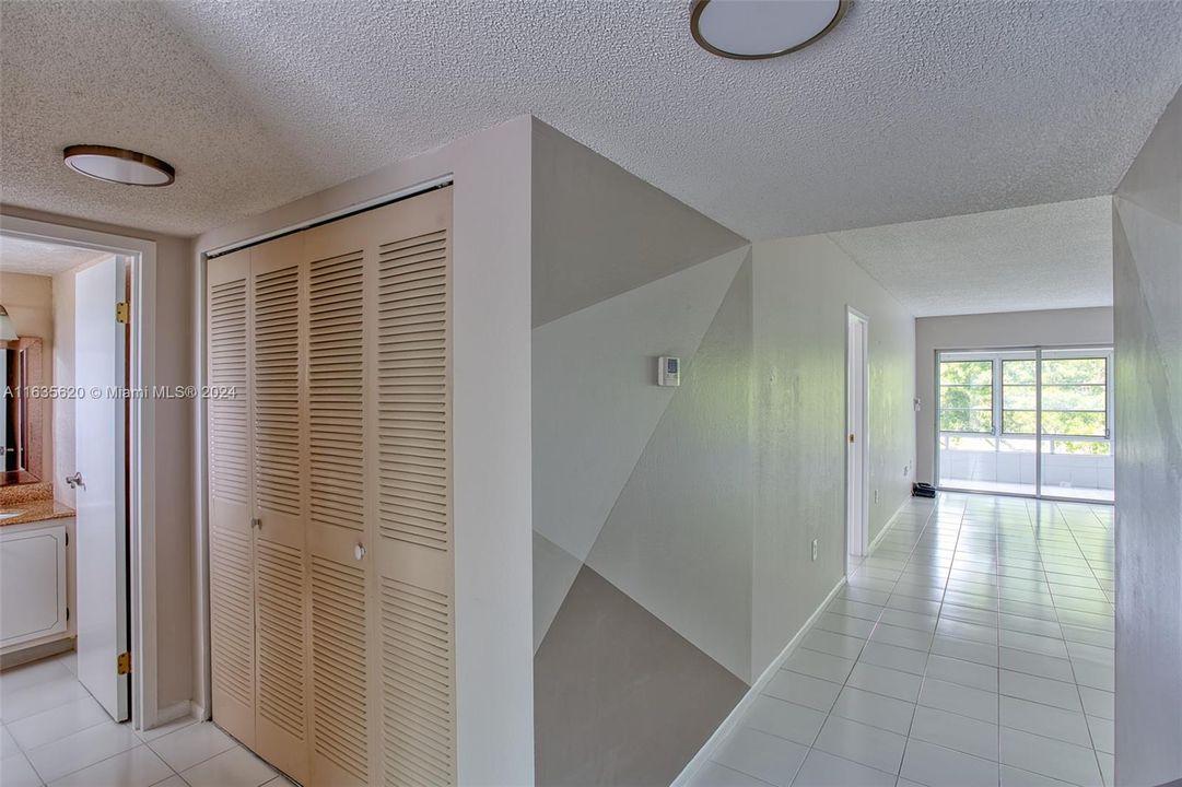 Active With Contract: $159,000 (1 beds, 1 baths, 825 Square Feet)