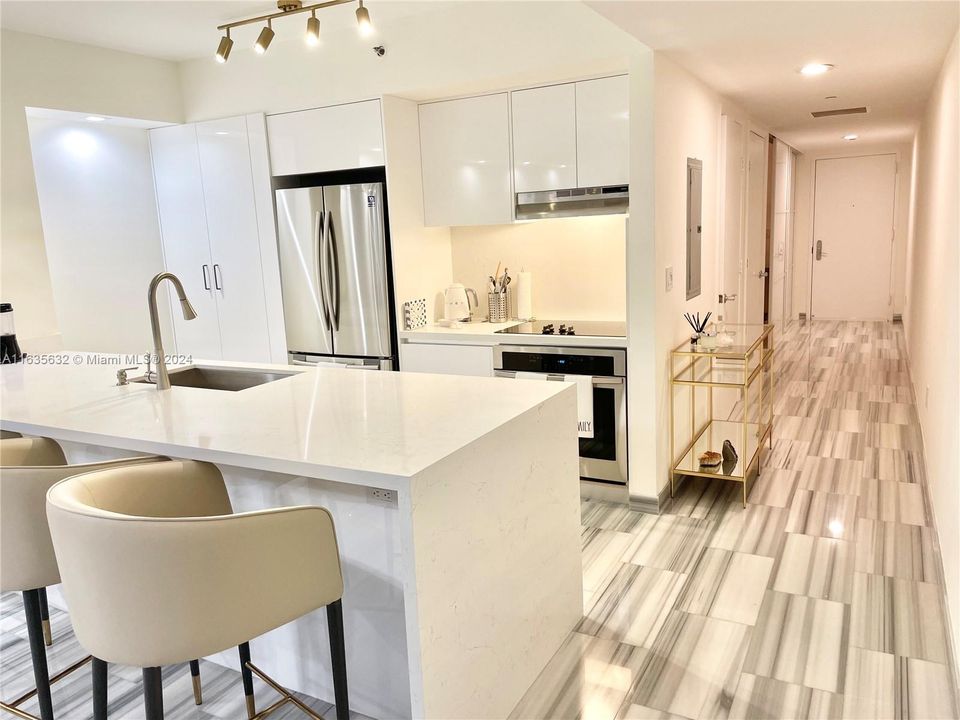 For Sale: $820,000 (1 beds, 1 baths, 844 Square Feet)