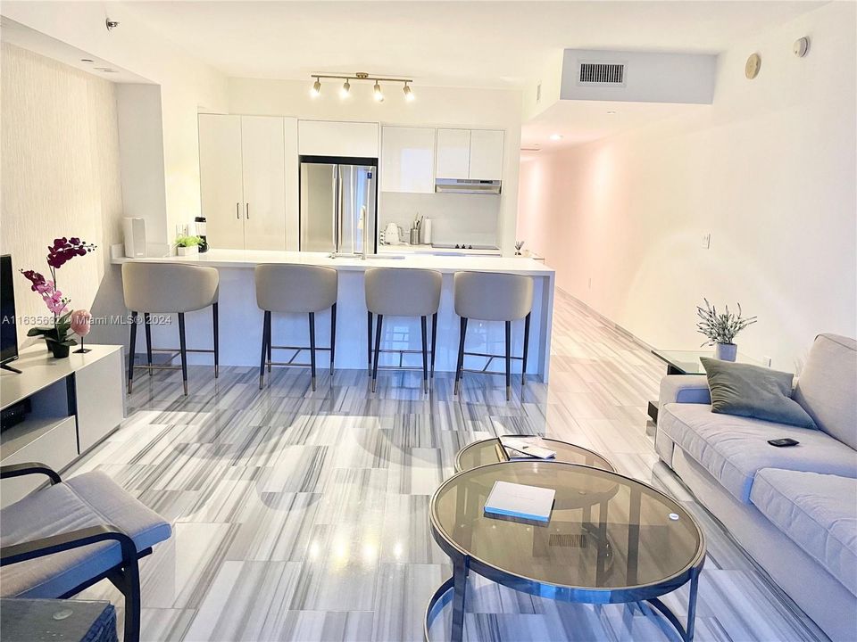 For Sale: $820,000 (1 beds, 1 baths, 844 Square Feet)