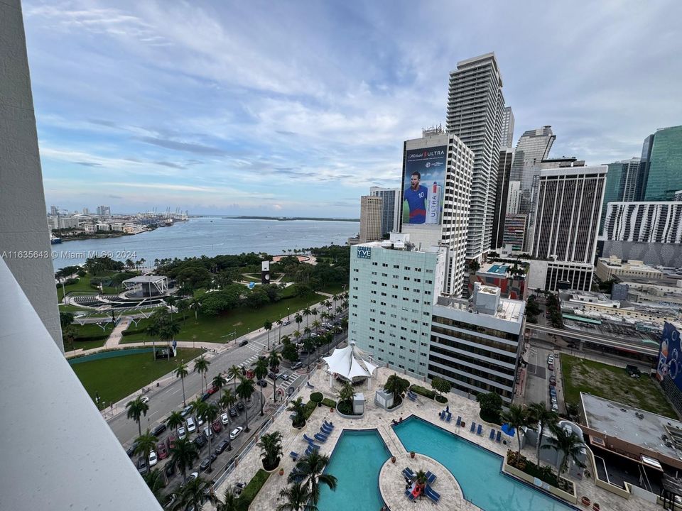 Recently Rented: $3,000 (1 beds, 1 baths, 806 Square Feet)