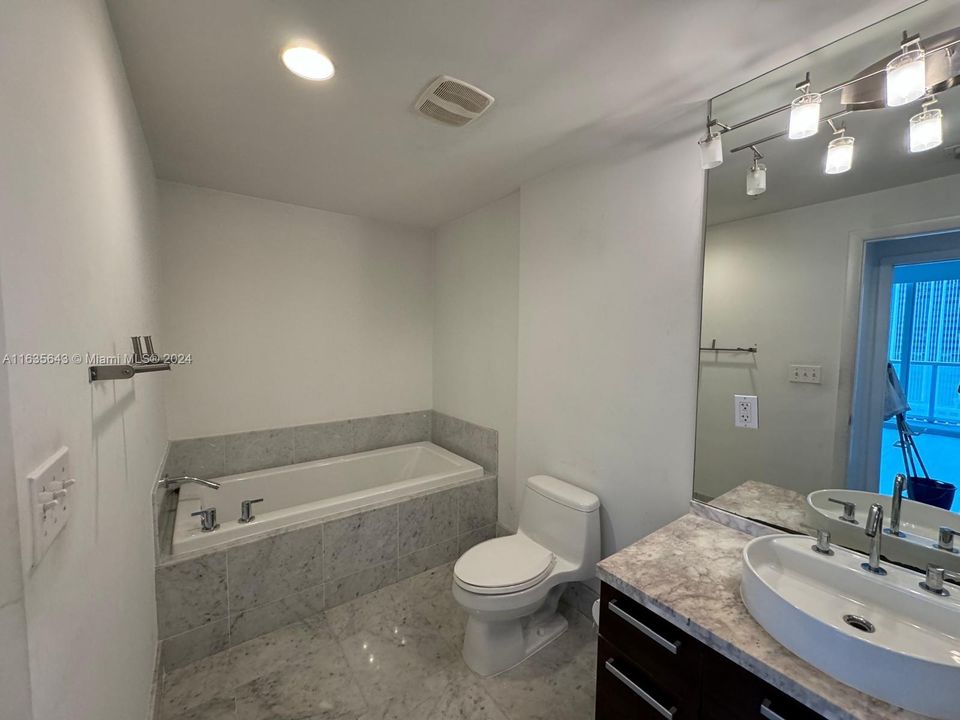 Recently Rented: $3,000 (1 beds, 1 baths, 806 Square Feet)