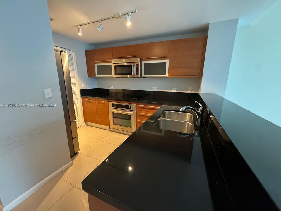 Recently Rented: $3,000 (1 beds, 1 baths, 806 Square Feet)