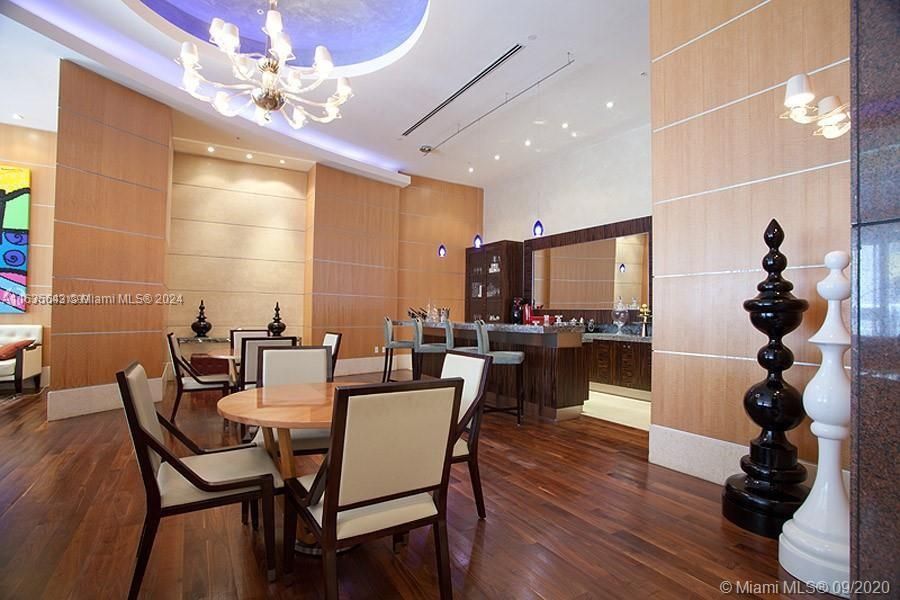 Recently Rented: $3,000 (1 beds, 1 baths, 806 Square Feet)