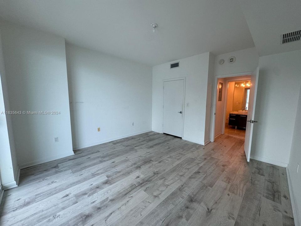 Recently Rented: $3,000 (1 beds, 1 baths, 806 Square Feet)