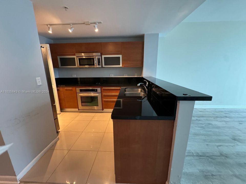 Recently Rented: $3,000 (1 beds, 1 baths, 806 Square Feet)