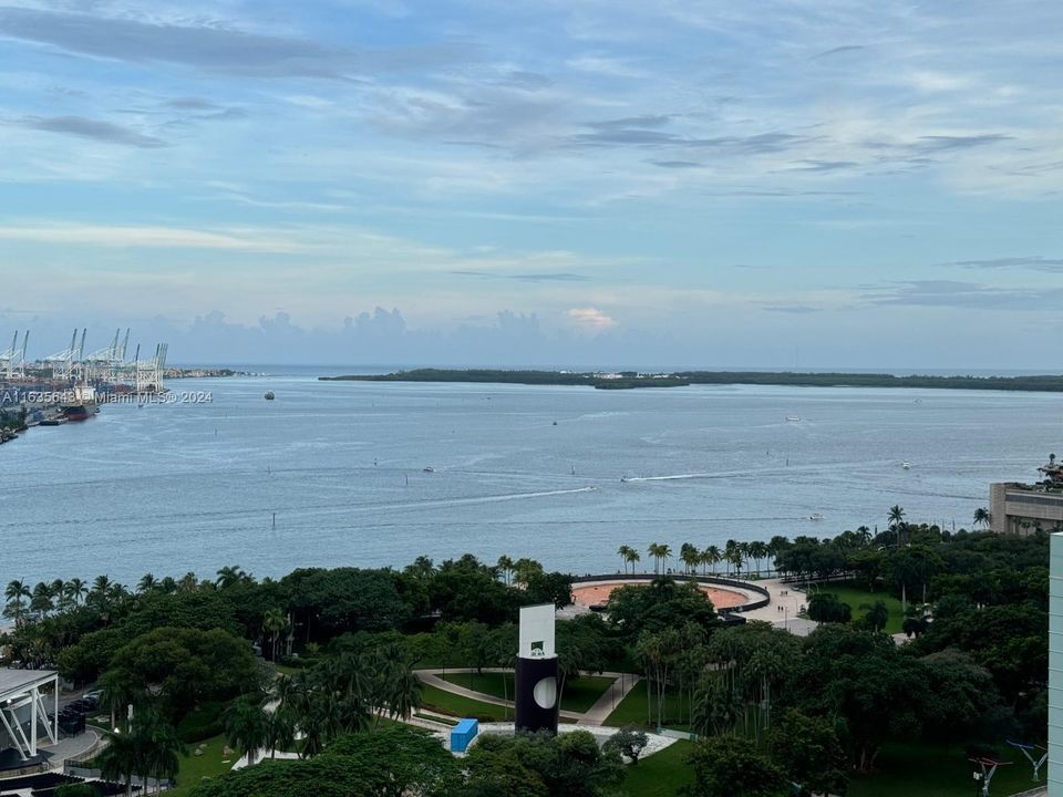 Recently Rented: $3,000 (1 beds, 1 baths, 806 Square Feet)