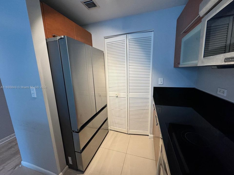 Recently Rented: $3,000 (1 beds, 1 baths, 806 Square Feet)