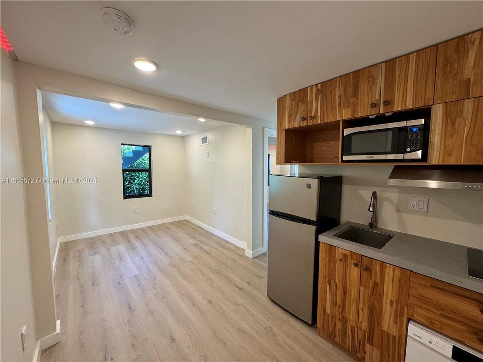 For Rent: $2,895 (2 beds, 1 baths, 730 Square Feet)