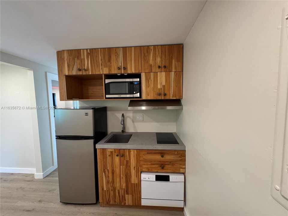 For Rent: $2,895 (2 beds, 1 baths, 730 Square Feet)