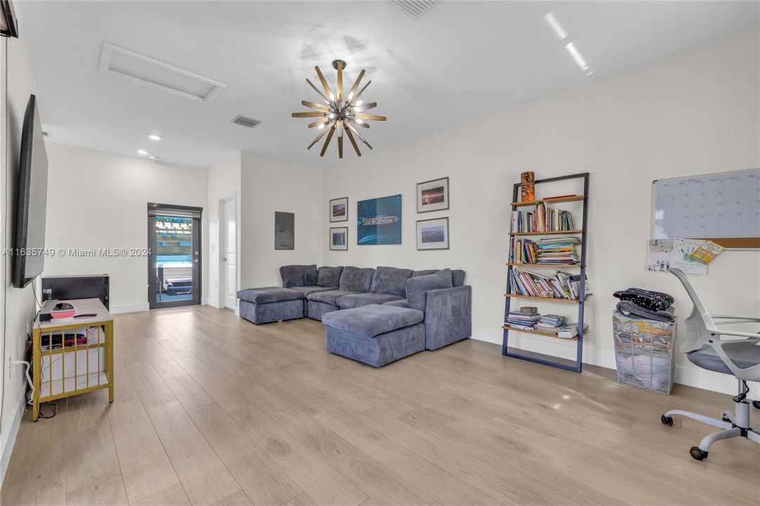 Active With Contract: $6,000 (3 beds, 3 baths, 2366 Square Feet)