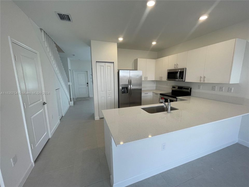 Recently Rented: $2,650 (3 beds, 2 baths, 1393 Square Feet)